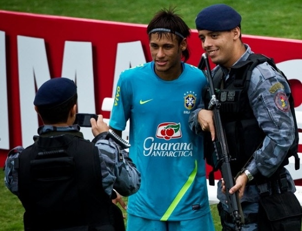 Neymar é tietado por um militar durante treinamento da seleção olímpica no Rio de Janeiro