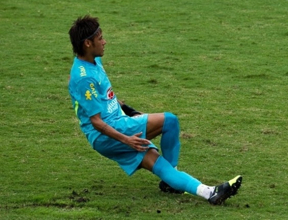 Neymar treina cobrança de pênaltis