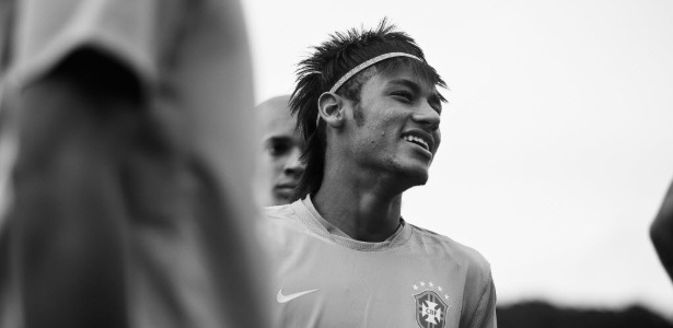 Sempre assediado, Neymar treina com a seleção olímpica de futebol do Brasil