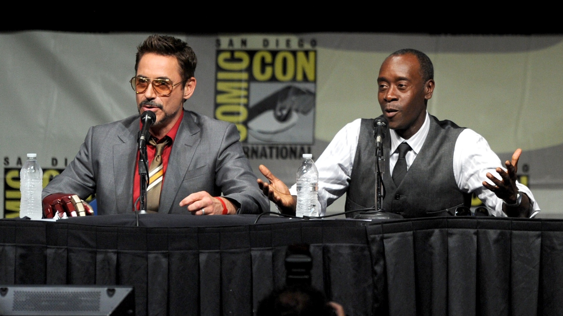 Os atores Robert Downey Jr (à esq) e Don Cheadle falam durante o painel do filme "Homem de Ferro 3" (14/7/12) - Kevin Winter/Getty Images