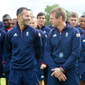 Ryan Giggs posa para foto ao lado do técnico Stuart Pearce. Veterano do Manchester United desponta como líder da seleção do Reino Unido nos Jogos Olímpicos de 2012