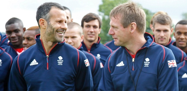 Ryan Giggs (esq.) posa com o técnico Stuart Pearce diante da equipe olímpica do Reino Unido