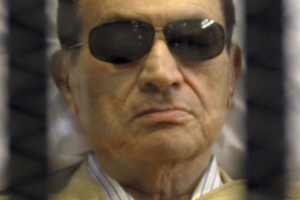 Foto de arquivo do ex-presidente egípcio Hosni Mubarak durante seu julgamento