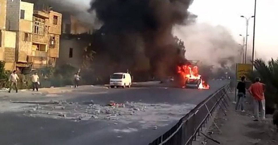 16.jul.2012 - Imagem capturada de uma gravação fornecida pela Shaam News Network mostra um veículo queimando em Naher Aisha, Damasco, na Síria. Confrontos entre rebeldes e as forças do governo sírio se intensificaram em vários bairros de Damasco