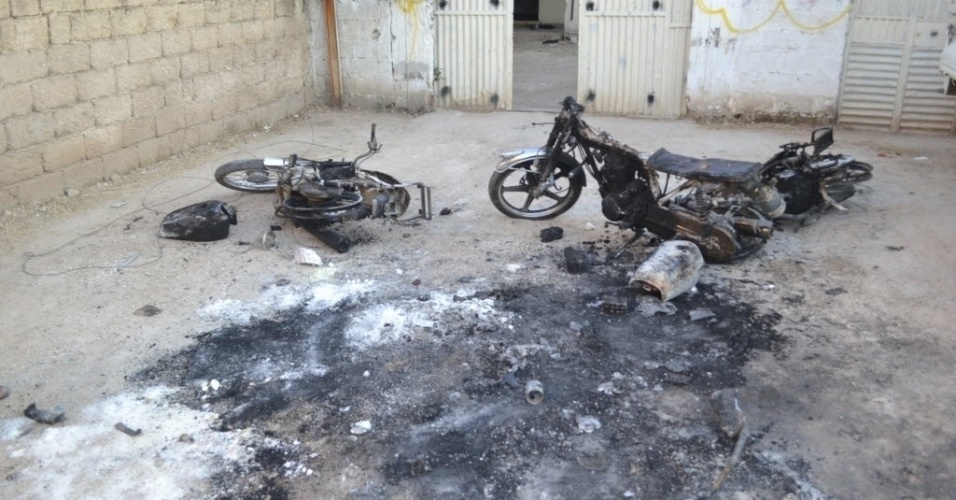 16.jul.2012 - Motocicletas foram queimadas durante bombardeio nas proximidades de Hama, na Síria. A região foi afetada por onda de violência entre os opositores do regime e forças leais a Bashar al Assad
