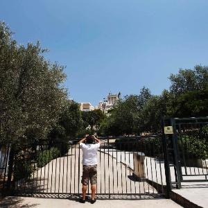 Turista tira fotos em frente à entrada do monumento - John Kolesidis/Reuters