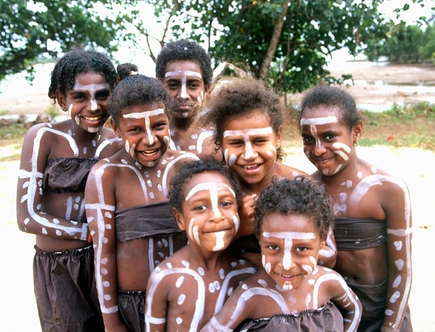 Crianças aborígenes, povo nativo da Austrália que hoje representa apenas 1,5% da população do país