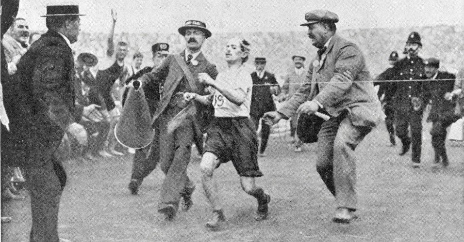 Entre os temas abordados está a superação humana. Na Olimpíada de 1908, em Londres, o maratonista Dorando Pietri termina em primeiro lugar, mas é desclassificado porque foi ajudado no final - Illustrated London News Ltd/Mary Evans