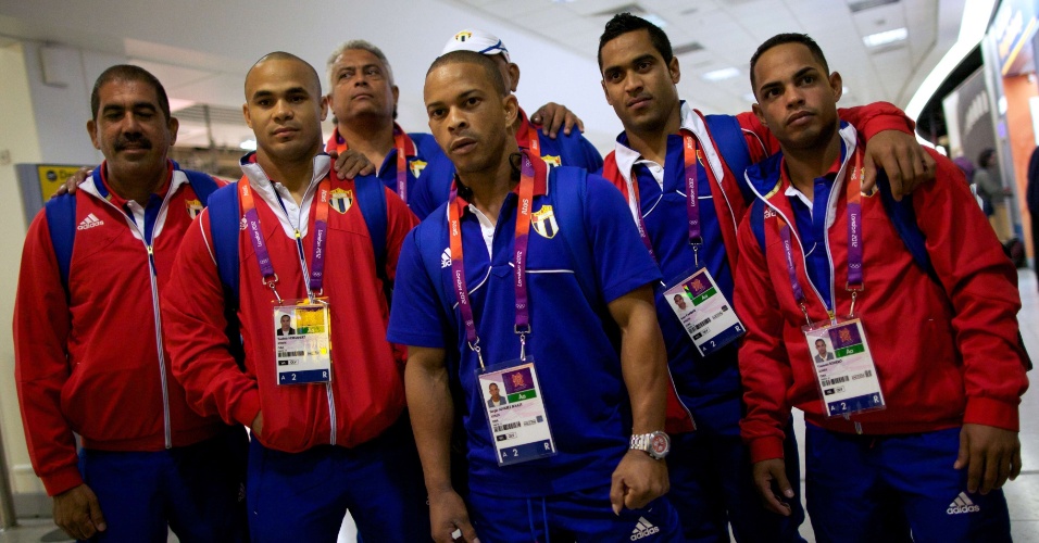 Equipe de levantamento de peso de Cuba posa para foto em chegada no aeroporto de Londres