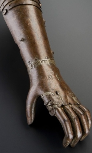 Este antebraço esquerdo de ferro foi feito na Alemanha entre 1500 e 1600 e é totalmente articulado. A origem da prótese é um mistério. Acreditava-se que a peça teria pertencido ao famoso cavaleiro de Berlichingen que perdeu o seu braço na batalha de Landshut, em 1503. Mas, posteriormente, se descobriu que o cavaleiro, na verdade, havia tido o braço direito decapitado  - Science Museum, London