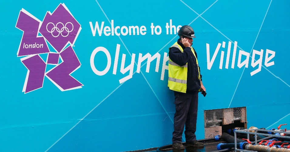 Funcionário faz os últimos ajustes na Vila Olímpica que abrigará os atletas em Londres-2012