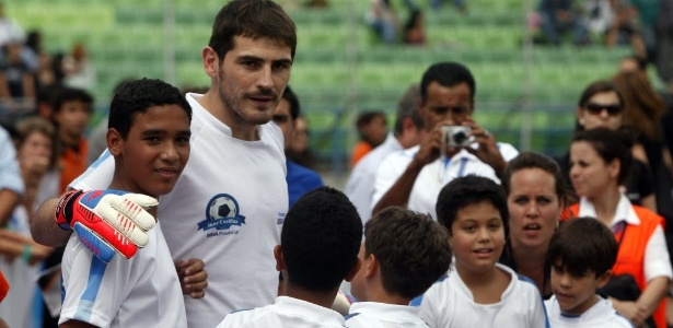 Crianças cercam Iker Casillas; goleiro não garantiu voto a Cristiano Ronaldo - EFE/David Fernández