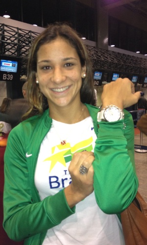 Joanna Maranhão posa para foto em embarque para Jogos Olímpicos de Londres