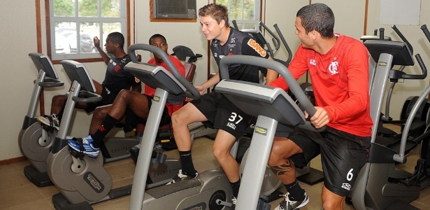 Jogadores do Fla fazem exercícios na academia do Ninho do Urubu nesta segunda - Alexandre Vidal/Fla Imagem