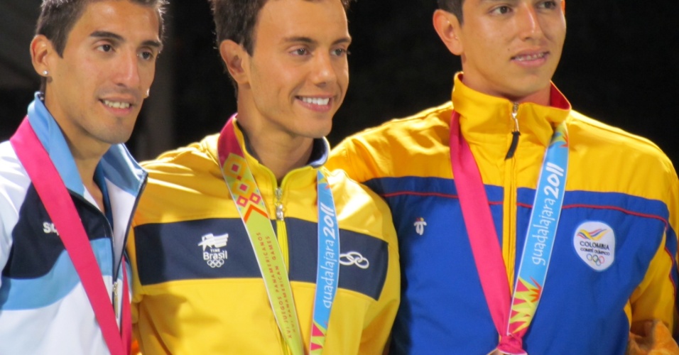 Marcel Stürmer posa para foto com a medalha de ouro nos Jogos Pan-Americanos de Guadalajara