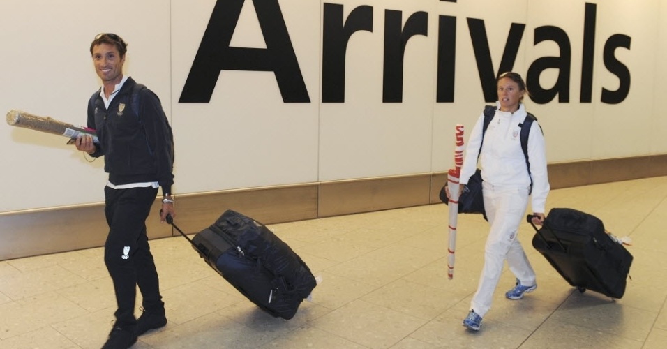 Michele Regolo (esquerda) e Francesca Capcich, da delegação de vela da Itália, desembarcam no aeroporto de Londres para os Jogos Olímpicos