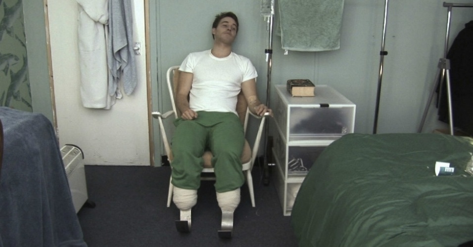 O filme 'Eu preciso de um herói' é uma paródia da série de TV norte-americana 'The Swan' ('O Cisne'), em que mulheres feias eram teransformadas por meio de cirurgias plásticas. No filme, um jovem transforma o seu corpo para se tornar uma super-humana - James Read