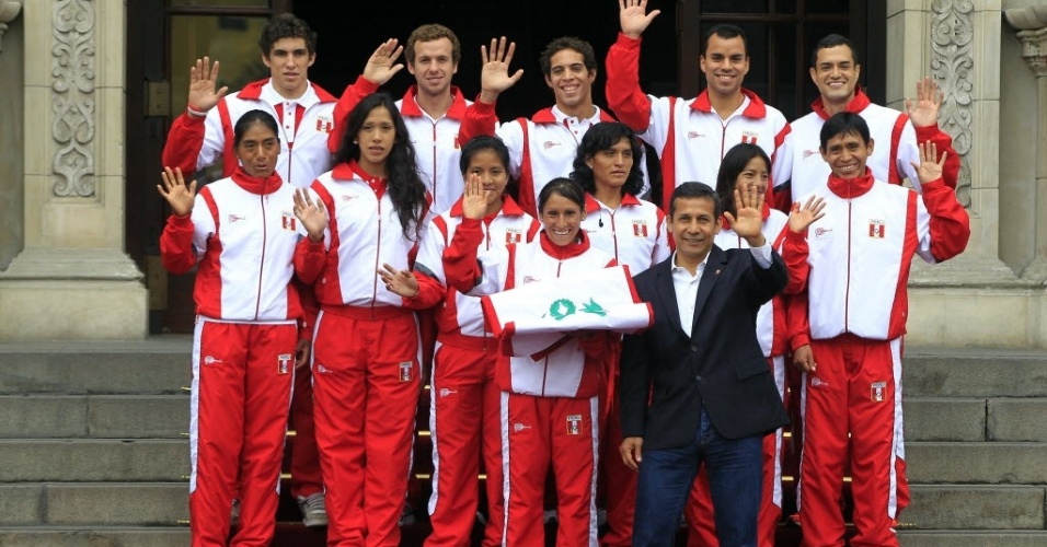 Ollanta Humala, presidente do Peru, despede-se, no Palácio do Governo, em Lima, dos atletas que irão aos Jogos Olímpicos de Londres