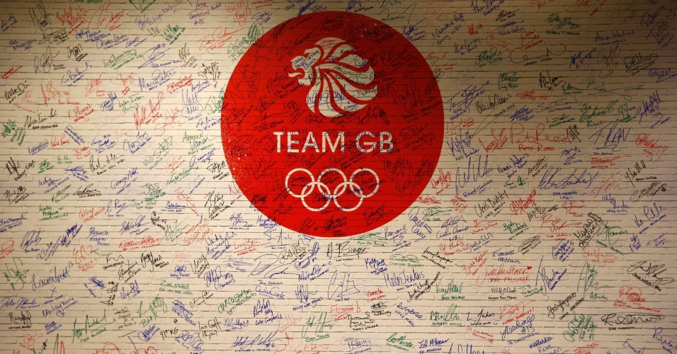 Painel no centro de treinamento britânico mostra a assinatura de membros da delegação que competirão nos Jogos
