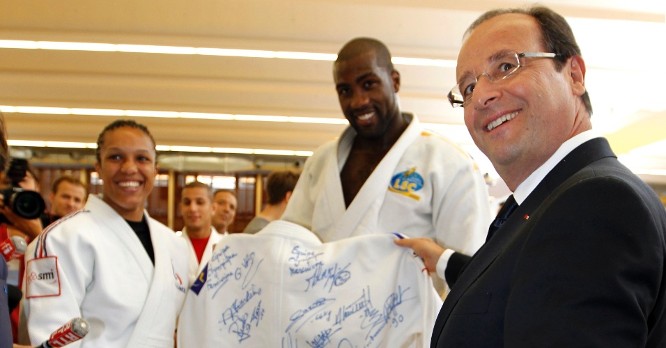 Presidente da França Francois Hollande recebe quimono de presente do campeão mundial de judô Teddy Riner