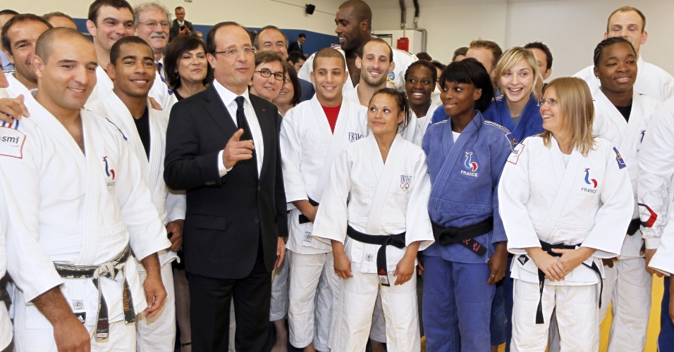 Presidente François Hollande posa para foto ao lado do time de judô da França