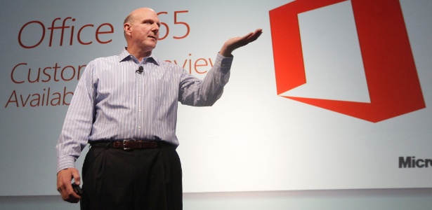 Steve Ballmer, CEO da Microsoft, durante apresentação do Office 365 em evento realizado em julho de 2012 na Califórnia (EUA); pacote começa a ser vendido em vários países a partir de 29 de janeiro de 2013 - Jeff Chiu/AP 