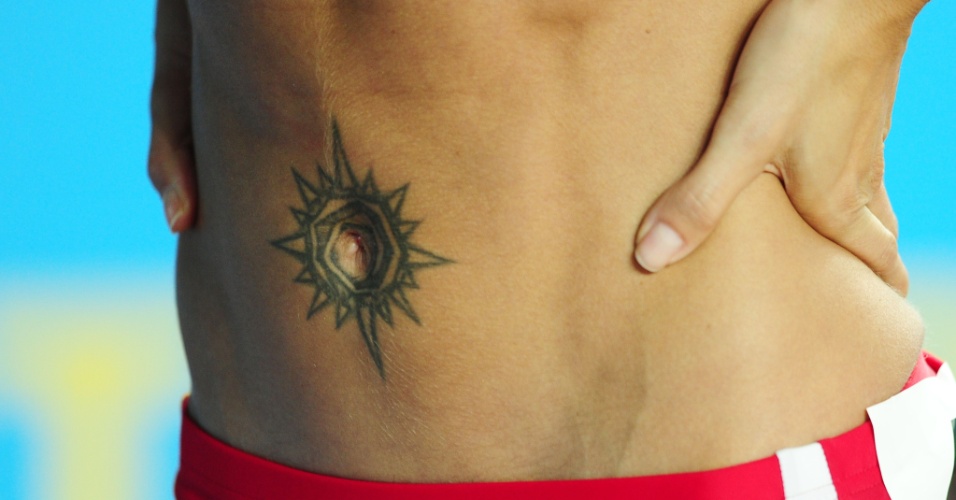 Tatuagem no umbigo é a marca registrada da bela Ivet Lalova