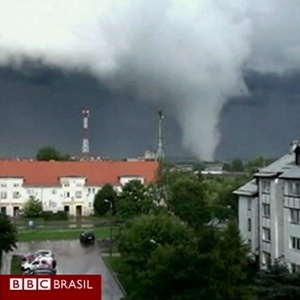 As autoridades meteorológicas polonesas vêm sendo surpreendidas por chuvas e tempestades incomuns - BBC