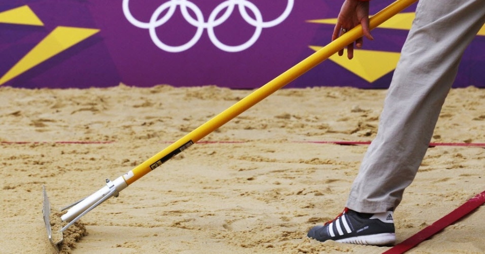 Últimos ajustes nas quadras do vôlei de praia são feitos para os Jogos Olímpicos de Londres, que começam no próximo dia 27 (16/07/2012)