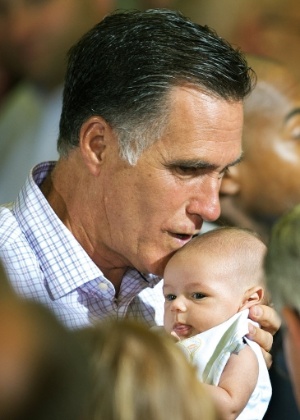Mitt Romney, candidato republicano à Presidência dos Estados Unidos, segura bebê durante campanha eleitoral, em Irwin, Pensilvânia (EUA) - Paul J. Richards/AFP