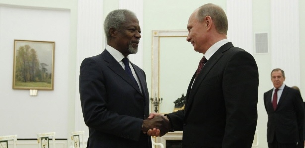 O presidente da Rússia, Vladimir Putin, cumprimenta o enviado especial das Nações Unidas à Síria Kofi Annan