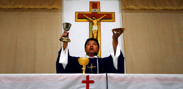 Padre católico chinês realiza missa em Tianjin, a 70 km de Pequim - David Gray/Reuters
