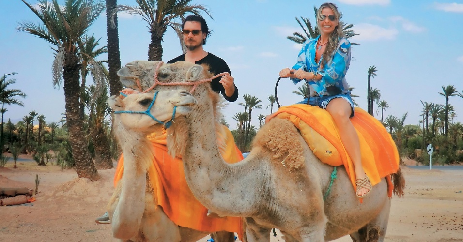 Adriane Galisteu e o marido Alexandre Iódice passeiam em Marrocos 