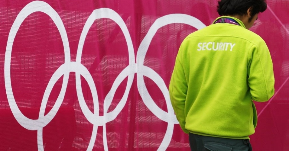 Agente de segurança dos Jogos anda pelo Parque Olímpico de Stratford