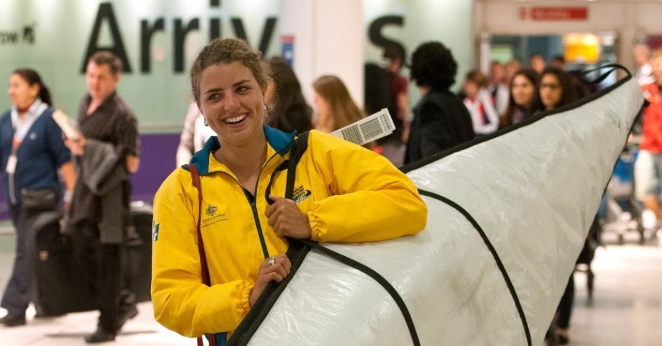 Canoísta autraliana Jessica Fox desembarca no aeroporto de Heathrow para a disputa dos Jogos