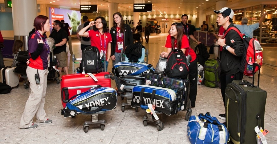 Equipe de badminton do Canadá desembarca no aeroporto de Heathrow