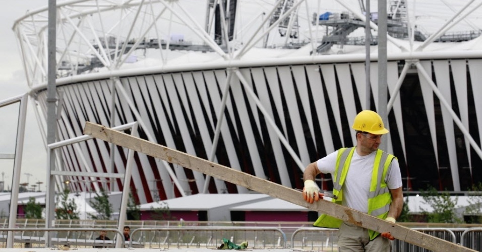 Funcionário trabalha na construção final do estádio Olímpico, em Stratford, para abertura dos Jogos