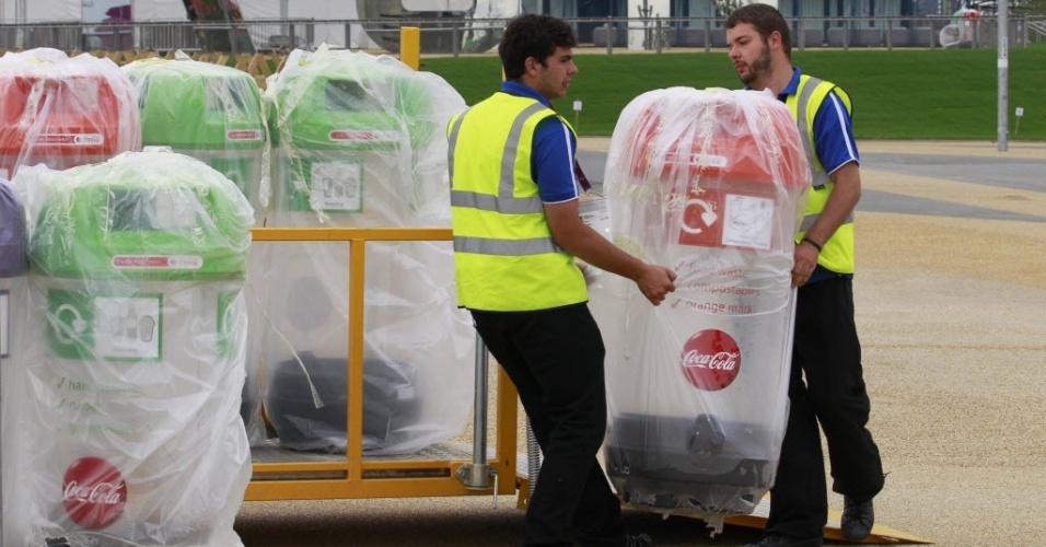 Empregados da organização de Londres-2012 distribuem cestos de lixo reciclável pelo Parque Olímpico (17/07)