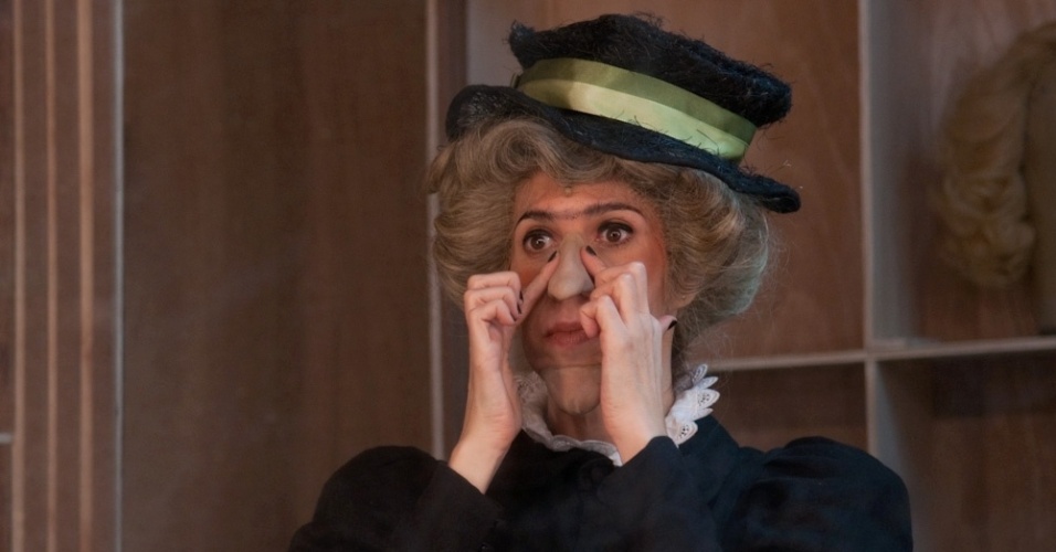 Maria Clara Gueiros transforma-se em Miss Gulch em "O Mágico de Oz" (13/7/2012) - Maria Elisa Franco/UOL