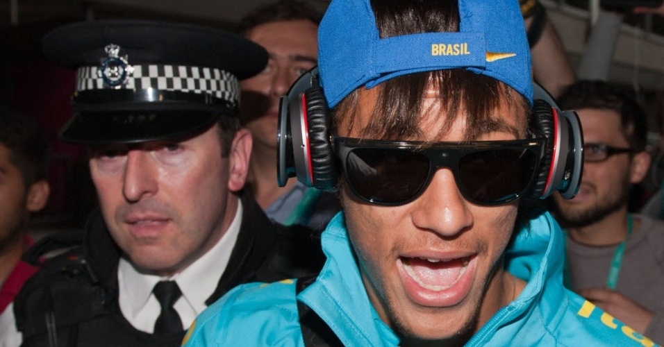 Neymar desembarca com a seleção olímpica no aeroporto de Heathrow, em Londres