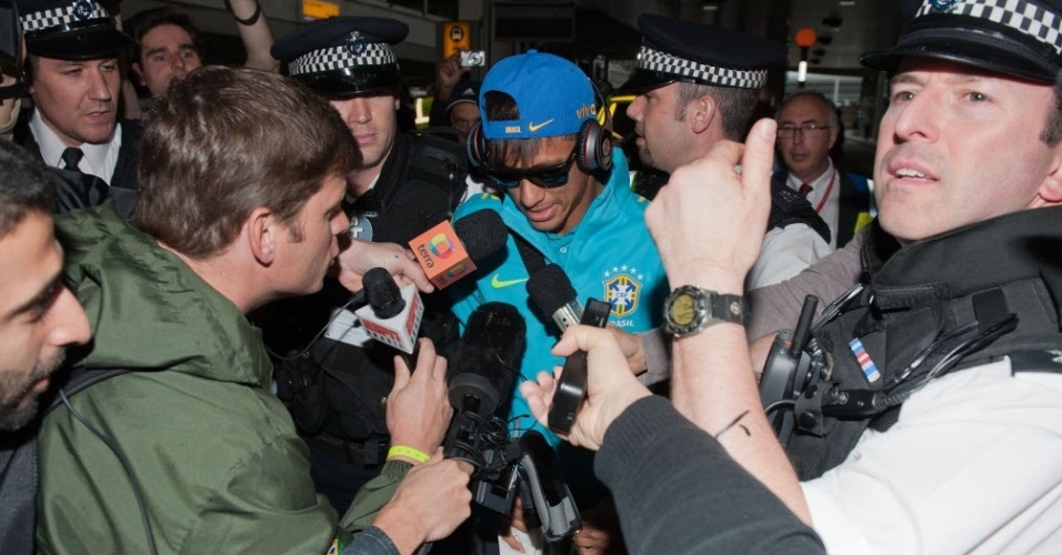 Neymar desembarca com a seleção olímpica no aeroporto de Heathrow, em Londres, e fala com a imprensa