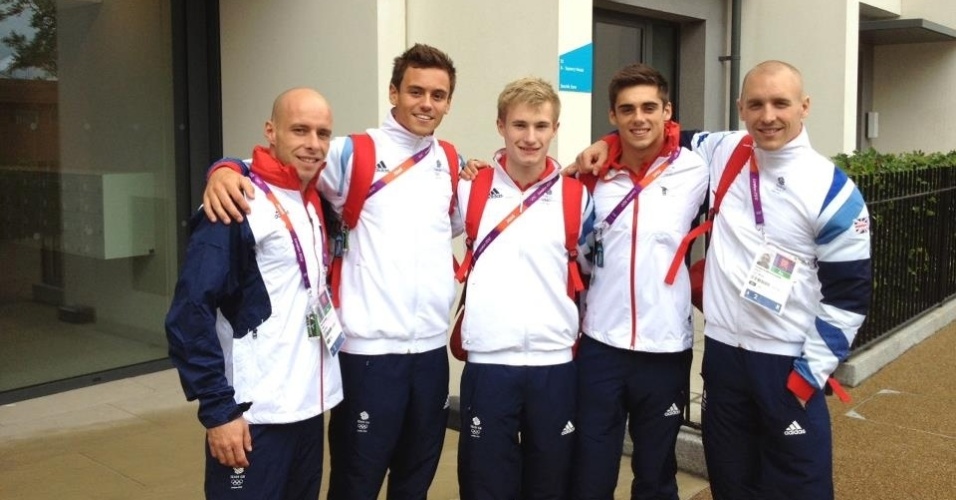Saltador britânico Tom Daley tira foto com colegas de equipe da Grã-Bretanha, dentro da Vila Olímpica