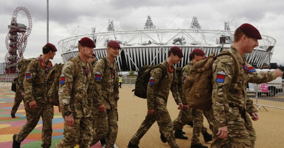 Soldados britânicos andam próximos ao estádio Olímpico de Stratford, na Vila Olímpica
