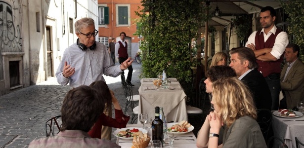 Woody Allen conversa com elenco de "Para Roma, com Amor" no set de filmagens do longa (21/7/11) - AP