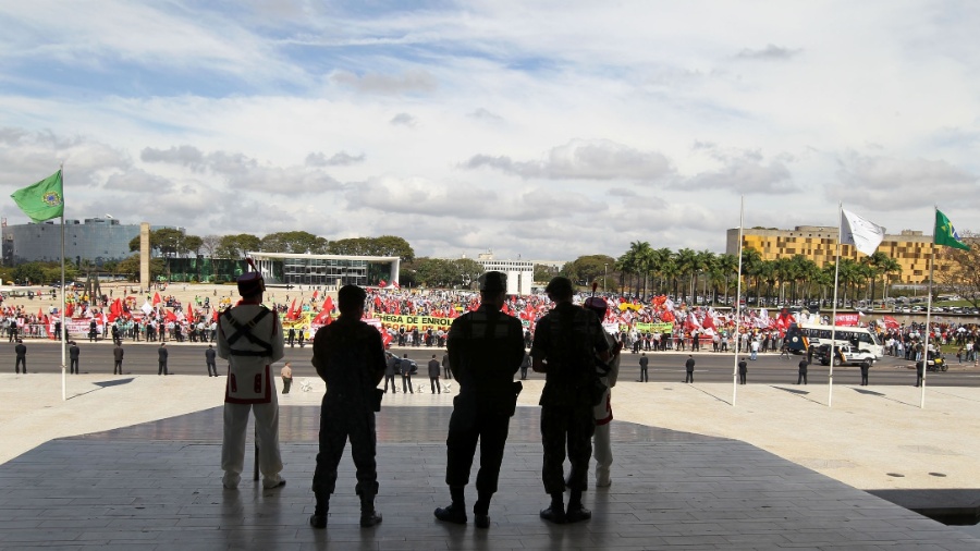 Seguranças da Guarda Nacional observam uma das muitas marchas dos servidores públicos federais por reajustes salariais, na Esplanada dos Ministérios e na Praça dos Três Poderes de Brasília - Roberto Jayme/UOL