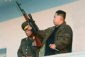 Kim Jong-un segura fuzil em foto sem data e em local desconhecido. Nesta quarta-feira (18), o líder norte-coreano foi nomeado marechal do Exército