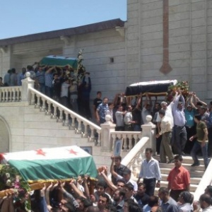 Pessoas se reúnem durante funeral de vítimas que, segundo eles, foram mortas pelas forças leais a Assad em Yabroud - Shaam News Network/Reuters