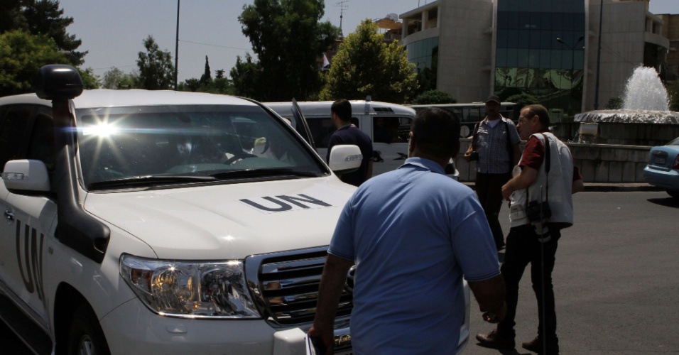 18.jul.2012 - Policiais trabalham em frente à sede da Segurança Nacional da Síria, onde um atentado suicida matou nesta quarta-feira (18) o ministro da Defesa do país e o cunhado do presidente Assad, no distrito de Rawda, na capital Damasco