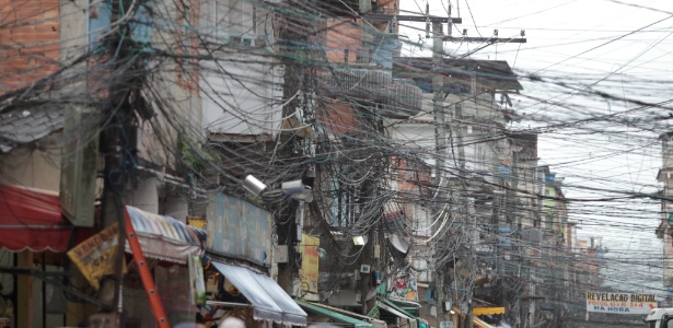 População da favela Rio das Pedras, em Jacarepaguá, na zona oeste, convive com ligações clandestinas de eletricidade - Márcia Foletto / Agência O Globo