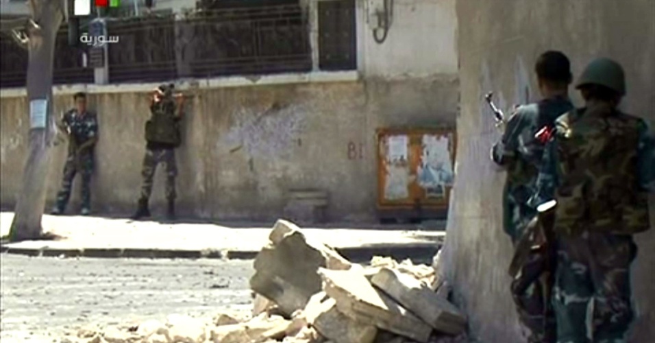 18.jul.2012 - Reprodução da TV Síria mostra forças de segurança locais atuando nesta quarta-feira (18) durante confronto armado com atiradores que a TV chama de "terroristas" no distrito de Al-Midan, na capital Damasco